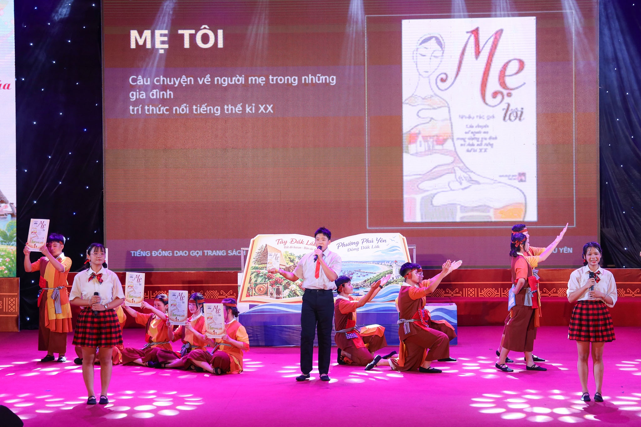 Đội thi phường Phú Yên (Trường THCS Nguyễn Thị Định) giới thiệu chùm tác phẩm cảm động “Mẹ tôi - Người thầy đầu tiên” và “Cho tôi xin một vé đi tuổi thơ”.